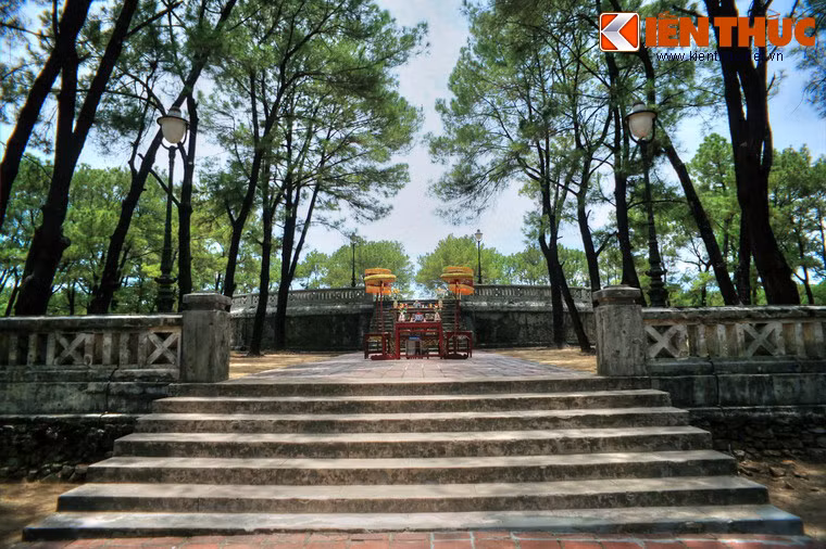 Tầng giữa là Phương đàn hay còn gọi là Tùng đàn, xây hình vuông, tượng trưng cho Đất, có cạnh dài 83m, cao 1,1m; xung quanh xây lan can, cao 0,9m, dày 0,3m. Đây là nơi tế tế các vị thần theo tín ngưỡng dân gian thời nhà Nguyễn.