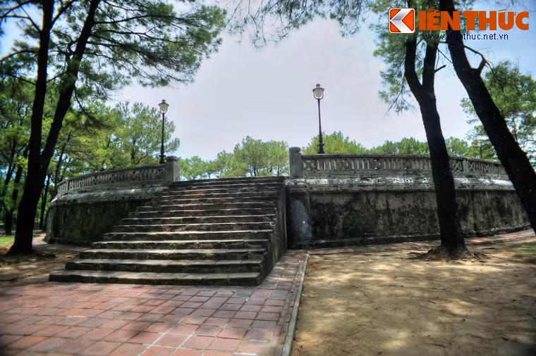 Sau khi nhà Nguyễn chính thức cáo chung vào tháng 8/1945, đàn Nam Giao không được sử dụng, dần dần đổ nát, hoang phế qua hai cuộc chiến.