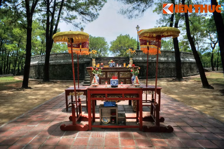 Tầng trên cùng là Viên đàn, xây thành hình tròn, tượng trưng cho Trời, có đường kính 40,5m, cao 2.8m; xung quanh xây lan can cao hơn 0.8m, dày 0,3m.