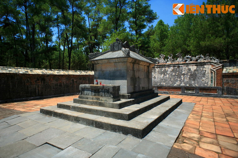 Ở ngôi 36 năm, Tự Đức mất năm 1883 trong bối cảnh đất nước ngổn ngang trăm bề. Ngày nay lăng Tự Đức là một trong những địa điểm tham quan nổi tiếng nhất của Cố đô Huế. Ảnh: Phần mộ của vua Tự Đức.