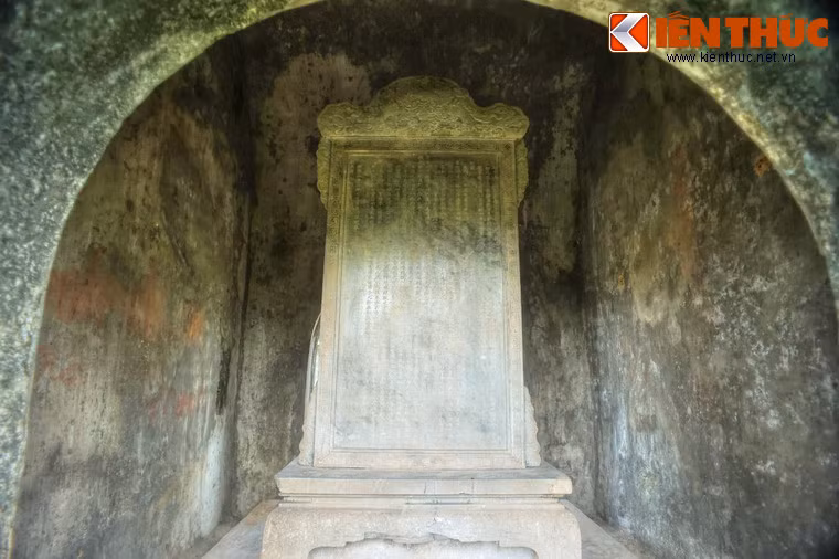 Tấm bia cổ đặt trong nhà bia khắc ghi thân thế và sự nghiệp của vị hoàng tử thứ 10 trong triều vua Minh Mạng.