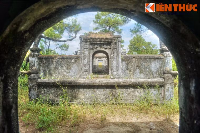 Phía sau nhà bia là khu sinh phần của Hoàng tử Tùng Thiện vương.