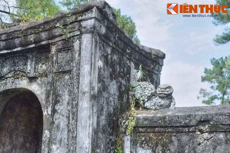 Họa tiết trang trí ở cổng mộ.