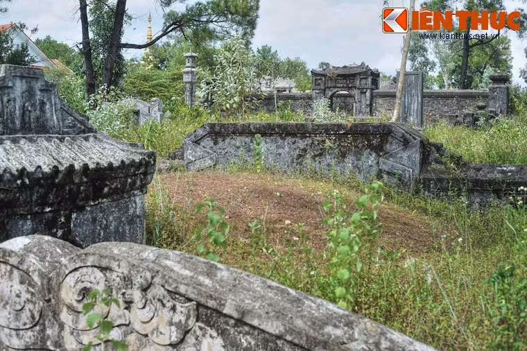 Từ lăng Tùng Thiện Vương có thể nhìn thấy lăng vị thân mẫu của ông là bà Thục tần Nguyễn Thị Khắc Bửu nằm ở phía sau, cách một khoảng không xa.