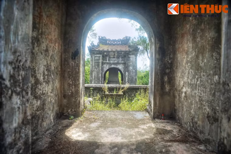 Từ cổng mộ nhìn về nhà bia ở phía trước.