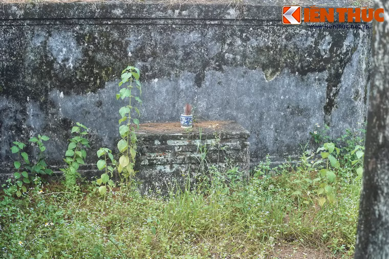 Hai án thờ nằm đối xứng ở khoảng tường hai bên bình phong.