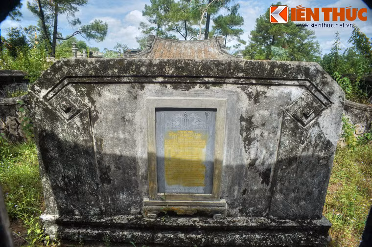 Sau cổng là bức bình phong, ở giữa ốp một tấm bia chữ quốc ngữ giới thiệu sơ lược thân thế ngài Tùng Thiện Vương. Bia này mới được làm những năm gần đây.