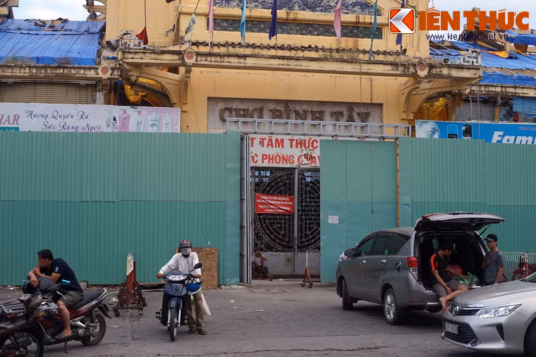 Để phục vụ cho quá trình trùng tu, trên 1.000 hộ kinh doanh tại chợ đã được di dời ra khu vực chợ tạm dựng bằng nhà tôn trước mặt và hai bên hông chợ. Dự kiến, việc trùng tu sẽ kéo dài 1 năm.