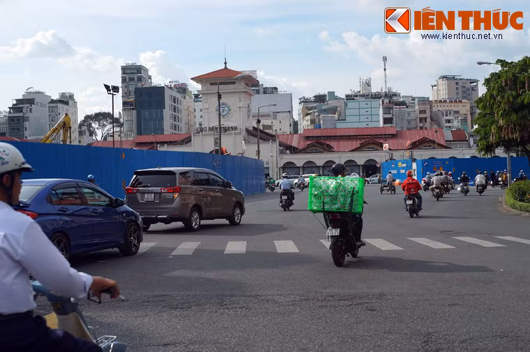 Từ tháng 2/2017, khu vực vòng xoay phía trước chợ Bến Thành đã biến thành "đại công trường" để phục vụ việc xây dựng ga ngầm metro Bến Thành.