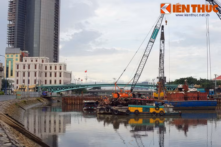 Cùng chung tình cảnh với chợ Bến Thành là cầu Mống, cây cầu 120 tuổi của Sài Gòn. Khung cảnh lãng mạn gắn với cây cầu "tình yêu" này đã biến mất do sự hiện diện của công trình xây dựng cống ngăn triều Bến Nghé ngay bên cạnh cầu.