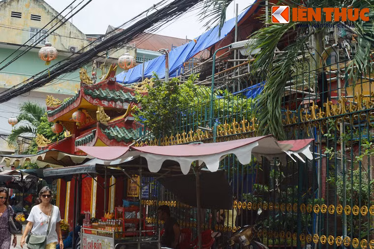 Ở khu vực Chợ Lớn, ngoài chợ Bình Tây, hội quán Ôn Lăng (chùa Quan Âm) cũng đang trải qua tu sửa lớn. Mặt trước công trình đã được phủ bạt, dựng dàn giáo phục vụ thi công.