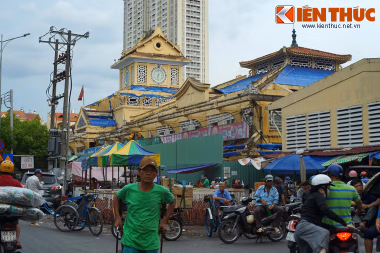 Một di tích nổi tiếng Sài Gòn khác là chợ Bình Tây cũng đóng cửa để trùng tu. Việc trùng tu ngôi chợ lịch sử của vùng Chợ Lớn được bắt đầu từ cuối năm 2016.