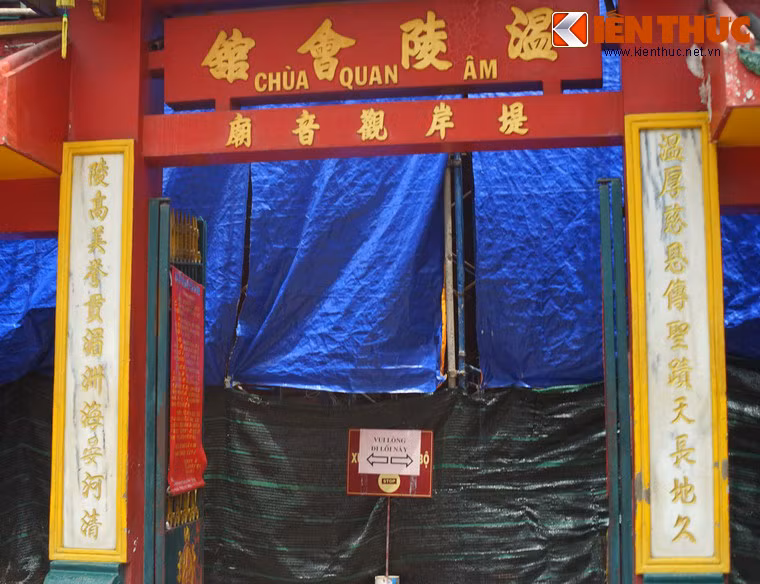 Dù vậy, người dân và du khách vẫn có thể vào trong hội quán người Hoa trăm tuổi này để tham quan, chiêm bái theo hướng dẫn.