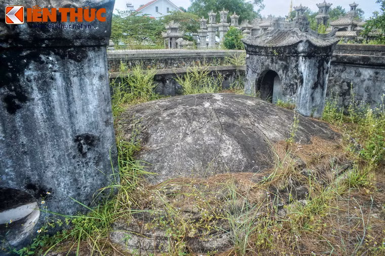 Ba người con gái là các công chúa Nguyễn Phúc Vĩnh Trinh (Nguyệt Đình), Nguyễn Phúc Trinh Thận (Mai Am) và Nguyễn Phúc Tĩnh Hòa (Huệ Phố) đều thành công trong sự nghiệp thơ phú, được mệnh danh là Tam Khanh của nhà Nguyễn.