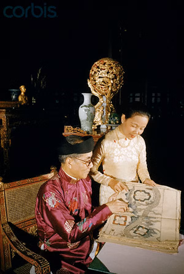 Một học giả giới thiệu bộ bản đồ có từ năm 1810, từng được các sử giả nhà Nguyễn sử dụng khi đi sứ Trung Hoa. Ảnh: National Geographic.