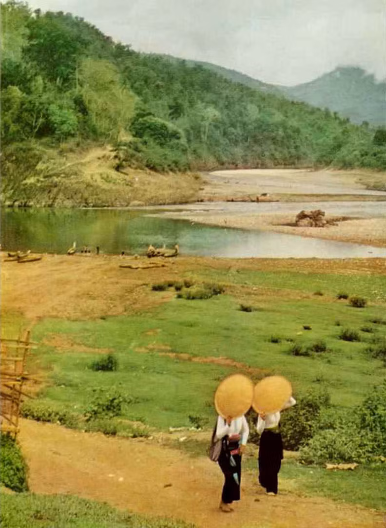 Hai cô gái dân tộc Thái Trắng thẹn thùng che mặt trước ống kính máy ảnh ở Lai Châu. Ảnh: National Geographic.