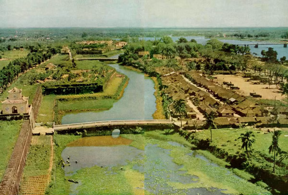 Góc Đông Nam Hoàng thành Huế. Thời điểm này, Hoàng thành là nơi đồn trú của quân Pháp. Bên cạnh hoàng thành là một khu tạm cư dành cho người di tản chiến tranh. Ảnh: National Geographic.