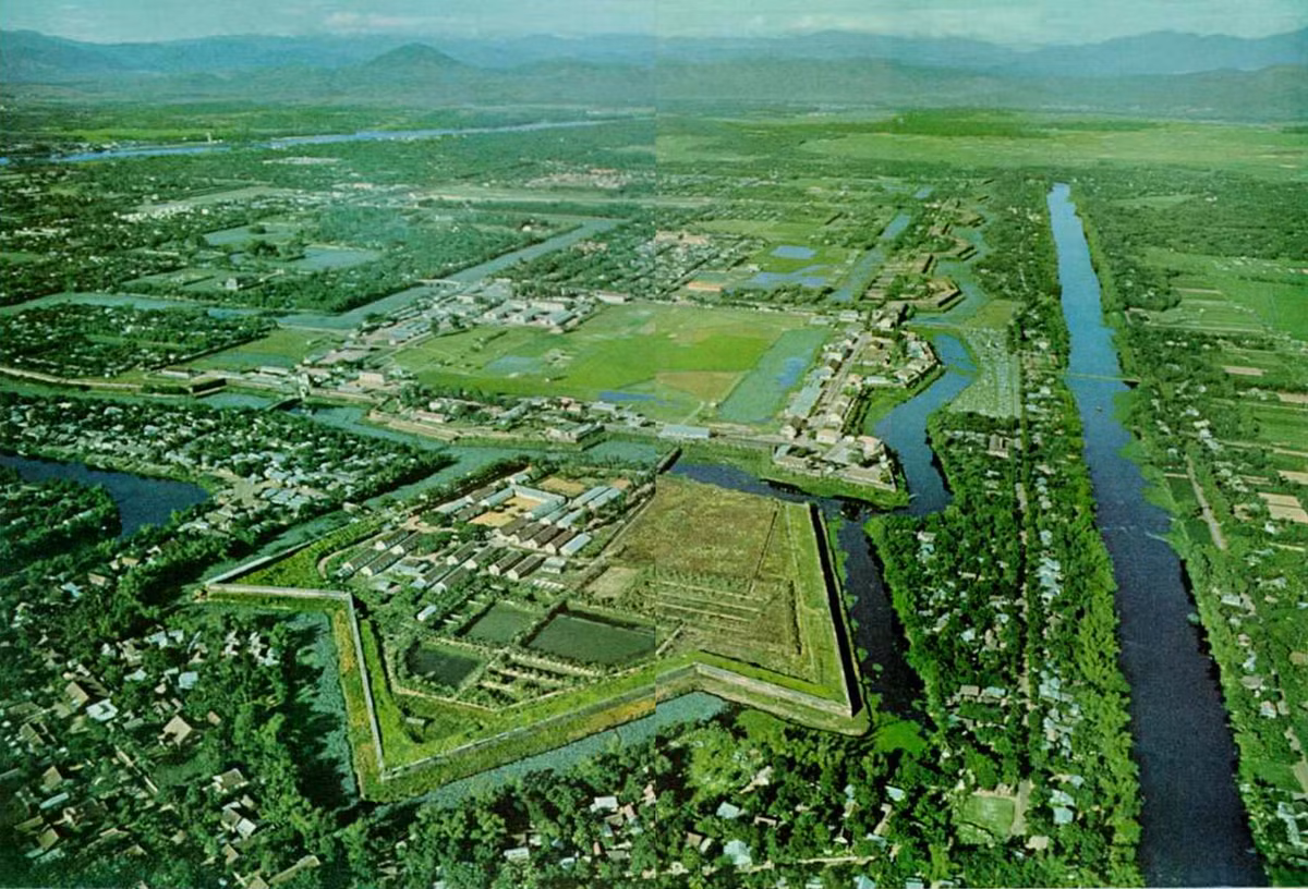 Góc Đông Bắc Hoàng thành Huế với kiến trúc đặc trưng của đồn Mang Cá. Ảnh: National Geographic.