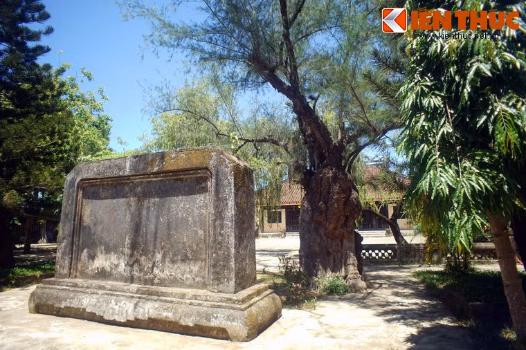 Sau cánh cổng là tấm bình phong đặt trên bệ chân quỳ, mặt trước đã mất các họa tiết do thời gian, mặt sau đắp nổi long mã phù đồ.