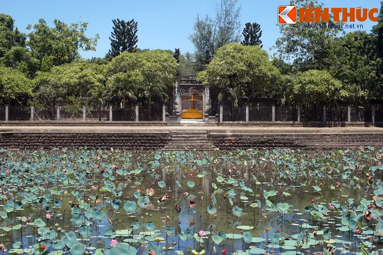 Trước cổng chùa là một hồ sen rộng khoảng 500m2, mỗi độ hè về sen nở thơm ngát một vùng. Cổng chùa là hai trụ biểu vuông cao, trên đặt hai tượng sư tử ngồi uy nghi.