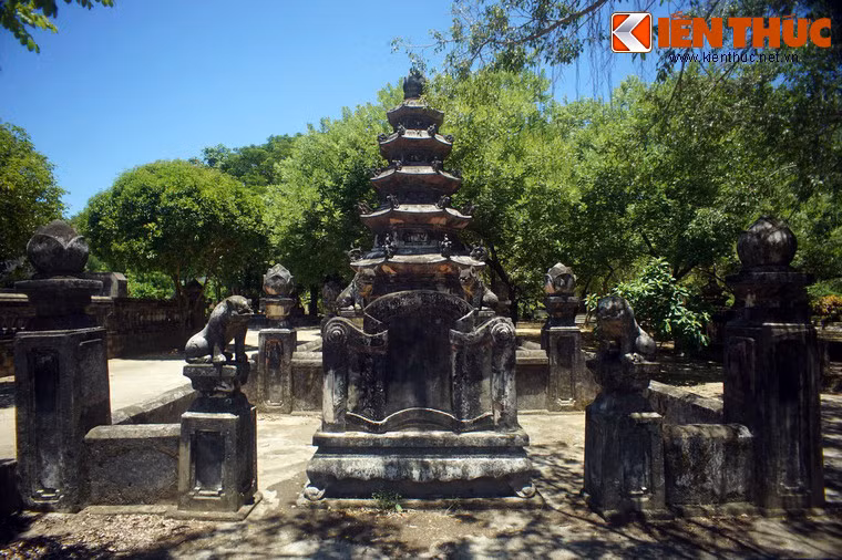 Ngoài các kiến trúc chính, chùa Thập Tháp còn có khu vườn tháp cổ với 24 bảo tháp lớn nhỏ mang hình thái kiến trúc phong phú. Tất cả đều xây dựng từ thế kỷ 19 - 20.