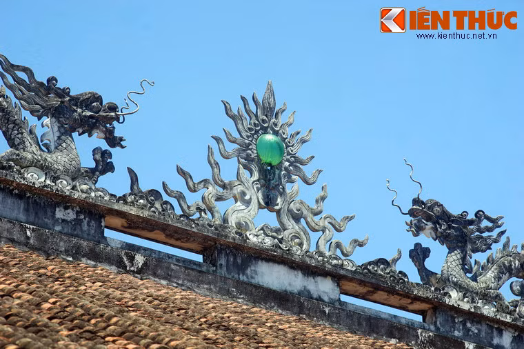 Trên nóc có hình tượng lưỡng long tranh châu.