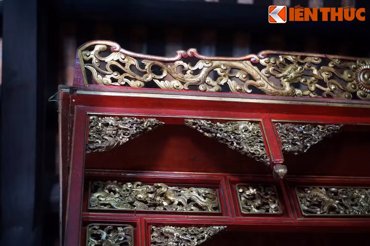 Các khám thờ được điêu khắc tinh xảo, sơn son thiếp vàng lộng lẫy.