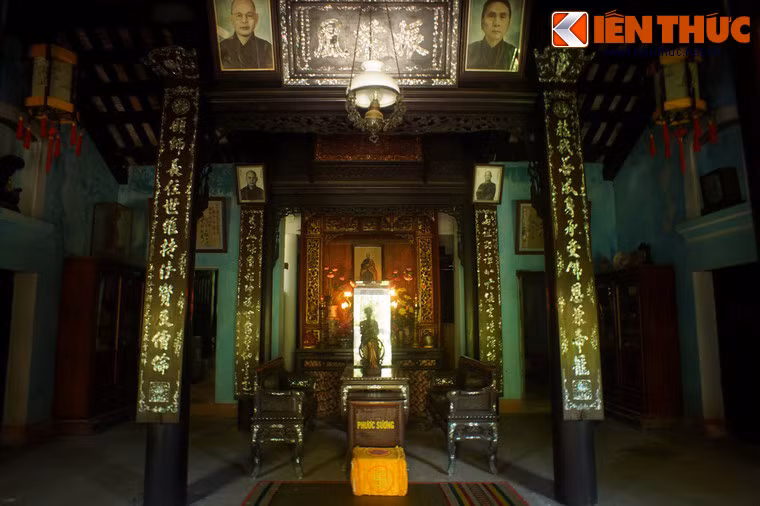 Nhà phương trượng nằm đối diện với chính điện qua sân trời, do Quốc sư Phước Huệ cho xây vào năm 1924.