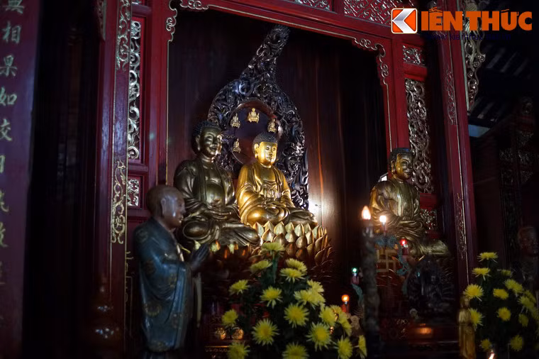 Như nhiều ngôi chùa ở Đàng Trong xưa, chùa Thập Tháp thờ Tam thế Phật ở trung tâm, tả hữu thờ Tôn giả A Nan, Ca Diếp. Hai bên chánh điện thờ Quan Thế Âm Bồ tát, Tổ sư Bồ Đề Đạt Ma, Thập bát La hán, Thập điện Minh vương...