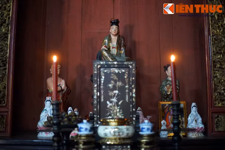 Hầu hết các tượng thờ trong chính điện được tạc vào thời Thiền sư Minh Lý trụ trì (1871-1889).