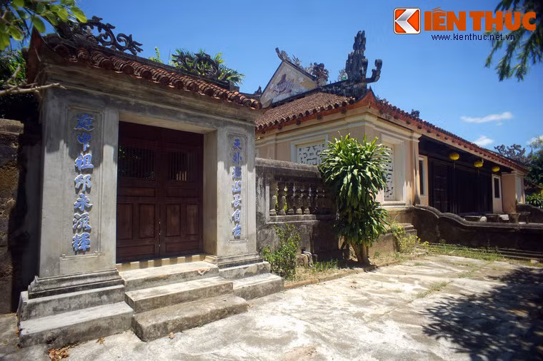 Qua nhiều lần trùng tu, tôn tạo, dù cái cũ và mới đan xen, kiến trúc chùa Thập Tháp vẫn giữ được chất cổ kính trong một tổng thể hài hòa.