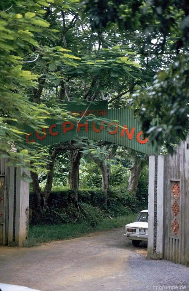 Cổng Vườn Quốc gia Cúc Phương năm 1991. Được thành lập từ năm 1961, đây là vườn quốc gia đầu tiên tại Việt Nam. Ảnh: Hans-Peter Grumpe.