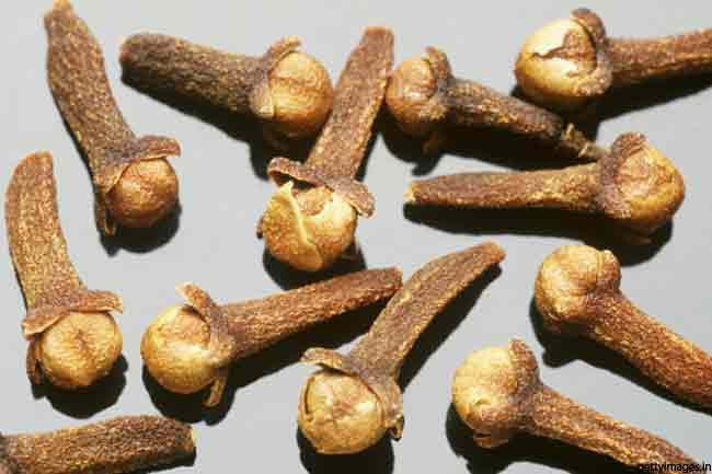 Đinh hương: Một bài thuốc giảm đau tự nhiên tuyệt vời khác từ căn bếp của bạn chính là đinh hương. Đinh hương rất có hiệu quả trong điều trị đau răng. Bạn chỉ cần dùng bông gòn thấm dầu đinh hương lên răng đau và cơn đau sẽ biến mất trong chốc lát.