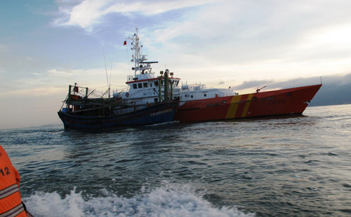 6 thuyen vien cung tau ca mat lien lac nhieu ngay tren bien