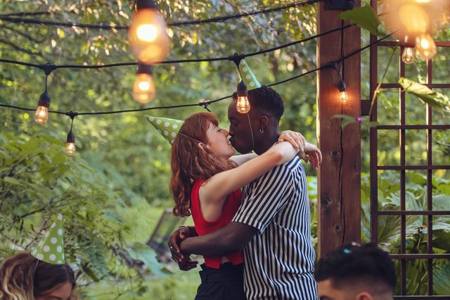 Shadeen Francis, một chuyên gia trị liệu tình dục cho biết nghiên cứu khoa học được công bố đã khẳng định oxytocin có thể giúp chống lại cảm xúc tiêu cực.