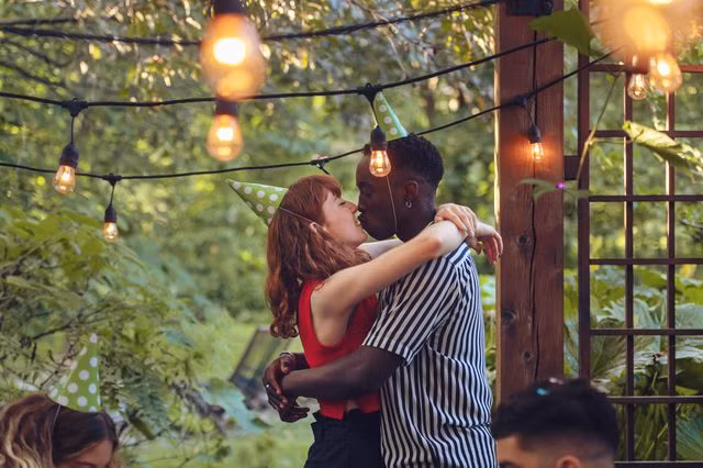 Shadeen Francis, một chuyên gia trị liệu tình dục cho biết nghiên cứu khoa học được công bố đã khẳng định oxytocin có thể giúp chống lại cảm xúc tiêu cực.