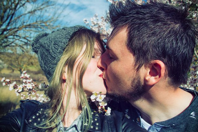 Tăng cường tâm trạng: Nụ hôn mang lại cảm giác đam mê, thích thú là nhờ việc phát hành các kích thích tố vui vẻ như dopamine, serotonin và oxytocin đã tạo ra một sự thay đổi sinh lý trong tâm trạng của bạn và giúp bạn cảm thấy hạnh phúc.