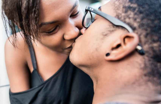 "Vệ sinh răng miệng kém có thể khiến mọi người gặp vô số vấn đề về sức khỏe, như nguy cơ gia tăng bệnh động mạch vành, mất trí nhớ và bệnh nướu răng. Vì vậy, các chuyên gia khuyên cùng với việc đánh răng và gặp nha sĩ thường xuyên, bạn cũng nên tích cực hôn.