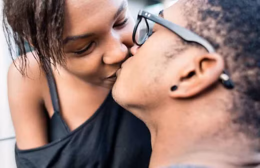 "Vệ sinh răng miệng kém có thể khiến mọi người gặp vô số vấn đề về sức khỏe, như nguy cơ gia tăng bệnh động mạch vành, mất trí nhớ và bệnh nướu răng. Vì vậy, các chuyên gia khuyên cùng với việc đánh răng và gặp nha sĩ thường xuyên, bạn cũng nên tích cực hôn.