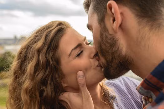 Tăng cường hệ thống miễn dịch: Nhiều nghiên cứu đã khẳng định mối liên hệ giữa việc hôn và các lợi ích chức năng miễn dịch. Nghiên cứu được công bố trong Mediators of Inflammation năm 2018 cho thấy rằng các phân tử trong nước bọt được trao đổi thông qua nụ hôn kiểu Pháp cải thiện đáng kể mức độ đáp ứng chống viêm trong ruột.