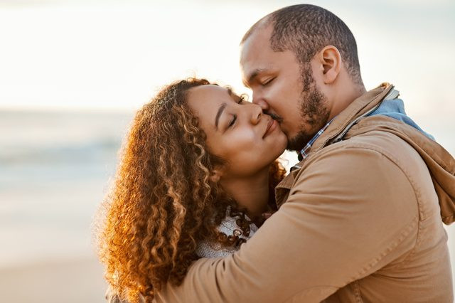 “Bạn đã bao giờ có một nụ hôn say đắm đến nỗi phần còn lại của thế giới dường như biến mất? Khi đó, nụ hôn có thể giống như một thực hành thiền định, khuyến khích bạn có mặt và kết nối tại thời điểm đó, giải tỏa những cảm xúc tiêu cực khác”, Francis phân tích.