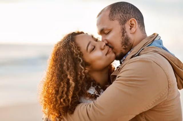 “Bạn đã bao giờ có một nụ hôn say đắm đến nỗi phần còn lại của thế giới dường như biến mất? Khi đó, nụ hôn có thể giống như một thực hành thiền định, khuyến khích bạn có mặt và kết nối tại thời điểm đó, giải tỏa những cảm xúc tiêu cực khác”, Francis phân tích.