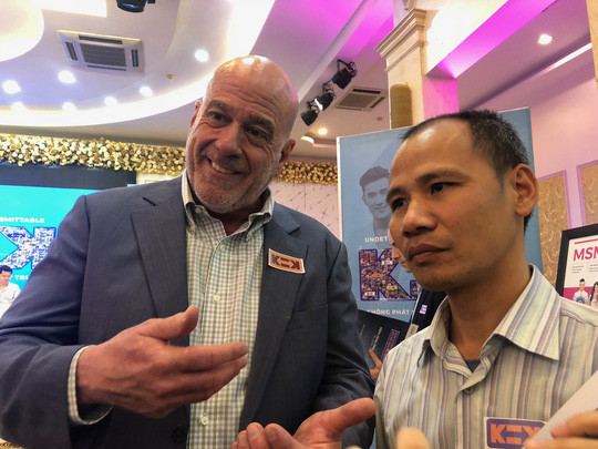 Giám đốc CDC Việt Nam: “Tôi đồng tính, tôi có HIV” Giam doc CDC Viet Nam: “Toi dong tinh, toi co HIV”