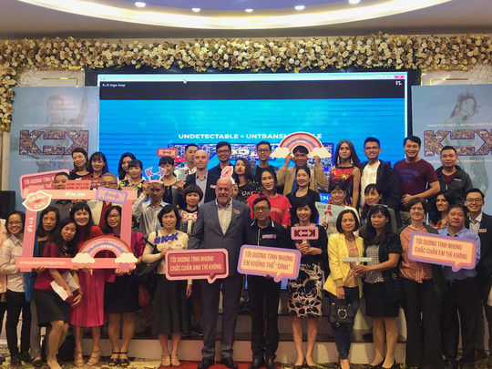 Giam doc CDC Viet Nam: “Toi dong tinh, toi co HIV”-Hinh-2