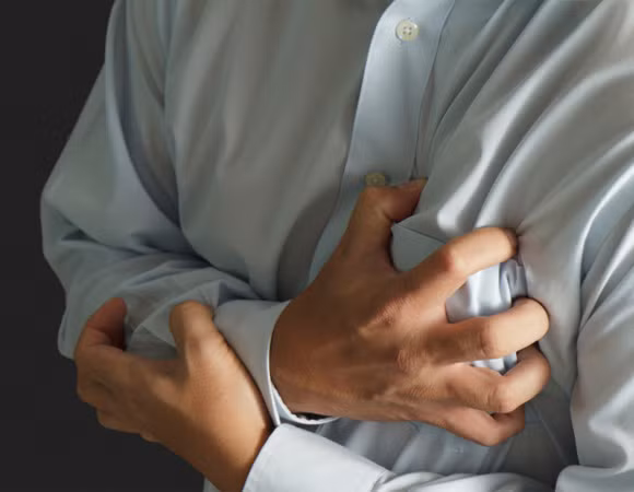 Tăng nguy cơ mắc bệnh tim mạch. Ngủ ngáy thường xuyên kết hợp với những cơn buồn ngủ ban ngày khiến bạn có nguy cơ cao mắc bệnh tim mạch, đặc biệt là khi có tuổi, theo kết quả nghiên cứu được đăng trên Tạp chí Sleep.