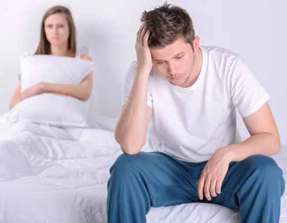 Nam giới ngáy ngủ dễ bị rối loạn cương dương. Triệu chứng ngưng thở khi ngủ có liên quan chặt chẽ đến chứng bệnh rối loạn chức năng cương dương, theo một nghiên cứu của trường Đại học Rome. Thực tế, các nghiên cứu trước đó cũng tiết lộ 60% đàn ông bị ngưng thở khi ngủ có liên quan đến chứng co mạch máu, làm giảm lưu lượng máu đến dương vật.