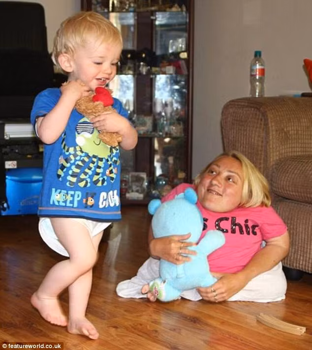 Cô Marie Andre, 32 tuổi đến từ Milton Keynes, Buckinghamshire, Anh Quốc bị chẩn đoán mắc bệnh xương thủy tinh từ khi còn nhỏ.