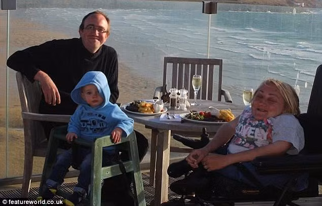 Trong khi con trai cô – bé Mark 19 tháng tuổi đã đạt được chiều cao hơn 80cm. Mark không những đã cao hơn mẹ mà còn có thể khiến cho người mẹ gặp tổn thương nghiêm trọng.