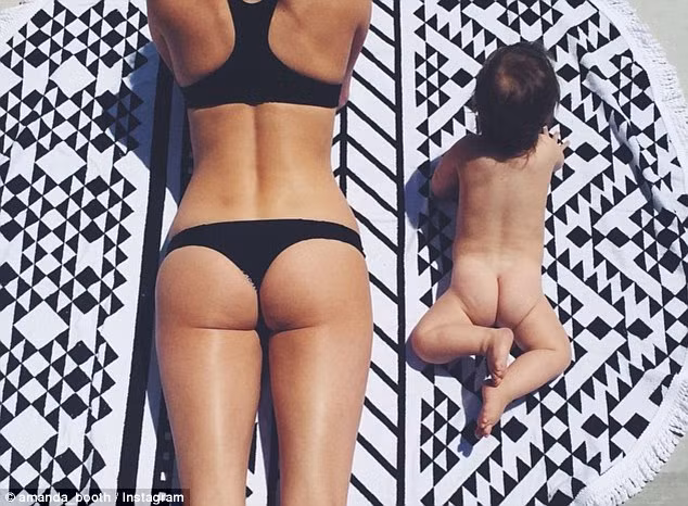 Bức ảnh ghi lại khoảnh khắc 2 mẹ còn cùng phơi nắng...