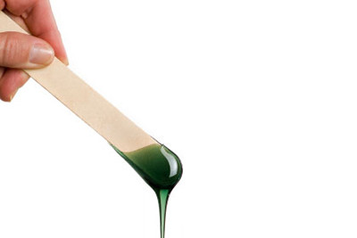 Tẩy lông bằng sáp nóng. Ở các spa để tẩy lông vùng kín bằng phương pháp này, nữ chuyên viên sẽ nung nóng một cục sáp chuyên dùng trong một nồi hâm nóng bằng điện, có nhiều loại sáp khác nhau, giá tiền khác nhau. Khi sáp đã tan ra trong nồi, dùng que gỗ quẹt sáp ấm lên vùng bikini của khách hàng. Để một chút cho sáp nguội, bám chắc vào vùng lông. Gỡ sáp xuôi theo chiều lông mọc, lông sẽ được lấy đi theo sáp.